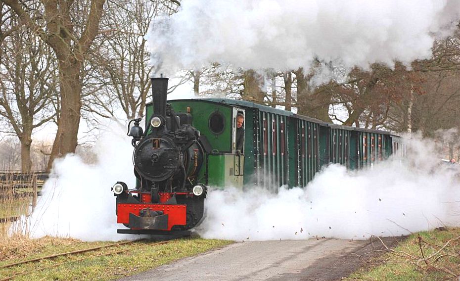 Dampflok mit Kleinbahn